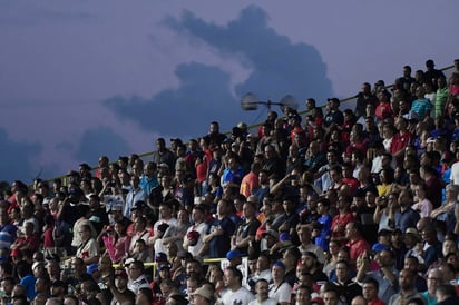 El público que asistió ayer al partido entre Mellizos e Indios, en Puerto Rico, abarrotó el estadio local. El infielder Francisco Lindor celebra una carrera durante el partido de ayer entre Cleveland y Minnesota.  (AP)