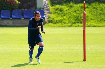 El futbolista Carlos Peña, del Cruz Azul, durante el entrenamiento con su equipo en las instalaciones de La Noria.