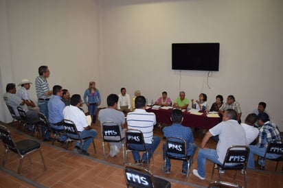 Reunión. Después de varias reuniones finalmente se establecieron las tarifas que cobrarán los taxis.(EL SIGLO DE TORREÓN/MARY VÁZQUEZ)