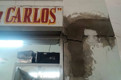 Grietas. La mala noticia es que la petición al Gobierno federal para obtener recursos es para baños y pisos, no para estas afectaciones. (EL SIGLO DE TORREÓN)