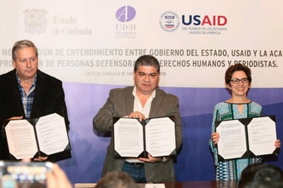 Acto. El evento se realizó en el Palacio de Gobierno ante la presencia de directivos de medios de comunicación y activistas.