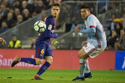 Denis Suárez (izquierda), del Barcelona, enfrenta a Facundo Roncaglia, del Celta de Vigo, durante el partido de ayer. (AP)