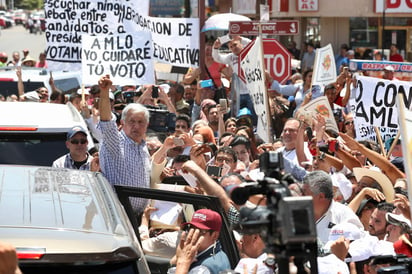 En entrevista con medios de comunicación, luego de concluir un mitin con simpatizantes del sur de Sonora, el abanderado de los partidos Morena, del Trabajo (PT) y Encuentro Social externó su disposición a continuar la discusión al respecto. (EL UNIVERSAL)