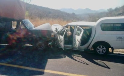 La unidad en que viajaban los empleados electorales fue impactada por una camioneta. (ESPECIAL)