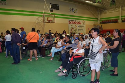 Apoyos. Inició la entrega en el gimnasio municipal Luis L. Vargas. (EL SIGLO DE TORREÓN)