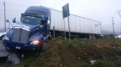 El chofer de un tráiler perdió el control de la unidad y terminó fuera del carretera con la cabina colgada sobre su lateral izquierda y la caja obstruyendo los carriles. (TWITTER)