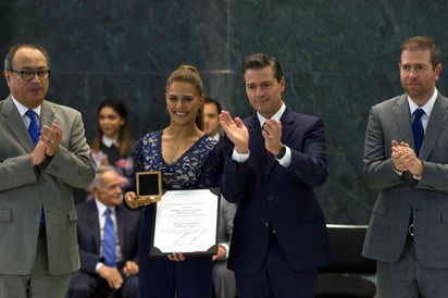 La clavadista de altura Adriana Jiménez recibió el Premio Nacional de Deportes, de manos del presidente Enrique Peña Nieto. Entregan el Premio Nacional de Deportes