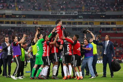 Los jugadores del Atlas celebran con Rafael Márquez al final del duelo donde vencieron 1-0 a las Chivas. (Jam Media)