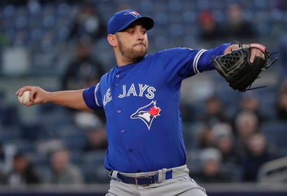 Pese a tener una mala salida, Marco Estrada consiguió su segunda victoria de la campaña; el mexicano permitió cinco carreras limpias, dio una base por bolas y ponchó a cuatro en cinco entradas de trabajo. (AP)