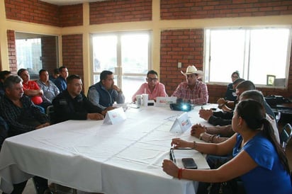 Reunión. La reunión de seguridad se llevó a cabo en la caseta de la policía del ejido Coyote.