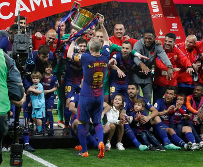 El centrocampista del FC Barcelona, Andrés Iniesta (8), levanta el trofeo en presencia de sus compañeros, tras haber ganado la final de la Copa del Rey por 5 goles a 0 al Sevilla en el estadio Wanda Metropolitano. (EFE)