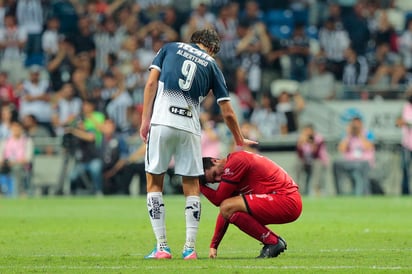 Lucas Albertengo, del Monterrey, consuela a un rival. (Jam Media) Rayados manda al descenso a Lobos