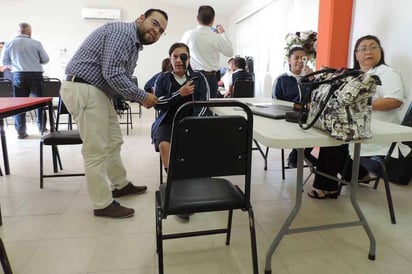 Ver bien. Se practican revisiones de la vista a los escolares de Gómez Palacio.