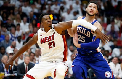 El novato Ben Simmons logró un ‘triple doble’ en la victoria de Filadelfia 106-102 sobre Miami. (AP)