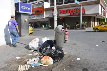 La constante. En pleno Centro Histórico, así se ve todos los días los montones de basura en cada cuadra. Domingo 17:00 horas. (EL SIGLO DE TORREÓN/FERNANDO COMPEÁN)