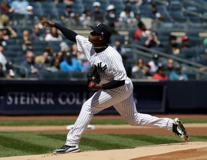 El dominicano Luis Severino, abridor de los Yanquis de Nueva York, hace un pitcheo en la primera entrada del juego ante los Azulejos. (AP)