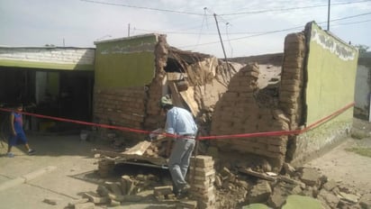 Derrumbe. Cae techo de vivienda en el ejido San Ignacio de Gómez Palacio; familia logró salir a salvo. (EL SIGLO DE TORREÓN) 