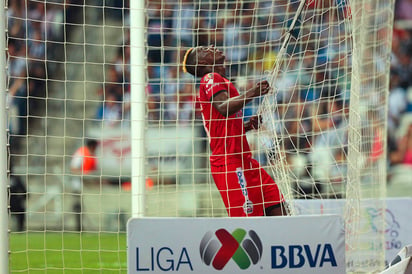 El villano. Julián Quiñones falló un penal que hubiera sido el 1-1 en el Lobos ante Monterrey. (Jam Media)