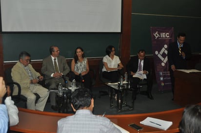 Programa. Ayer se llevó a cabo el diálogo 'De la Democracia Electoral a la Participativa'. (GUADALUPE MIRANDA)