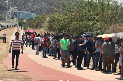 Aspecto de la venta de boletos para la final de la Liga de Campeones de la Concacaf, a las afueras del Estadio Akron en Zapopan. El partido será disputado entre las Chivas de Guadalajara y el Toronto. (Agencia El Universal)