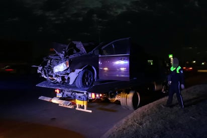 Daños. Una camioneta se impactó contra dos postes.