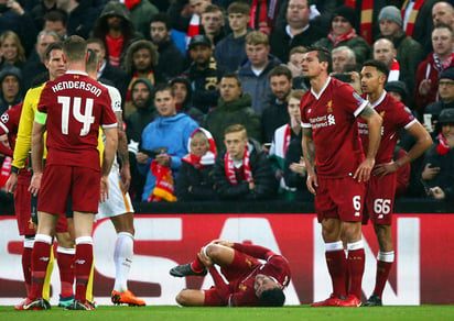 Alex Oxlade-Chamberlain, del Liverpool, se duele en el campo. (AP)