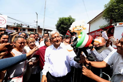 El candidato presidencial de la coalición 'Juntos Haremos Historia', Andrés Manuel López Obrador, hizo un llamado a los ciudadanos para que 'sin insultos y con alegría' se contrarreste la 'guerra sucia' en su contra. (EL UNIVERSAL)