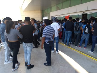 Los estudiantes se manifestaron esta mañana en la presidencia municipal de Torreón. (EL SIGLO DE TORREÓN) 