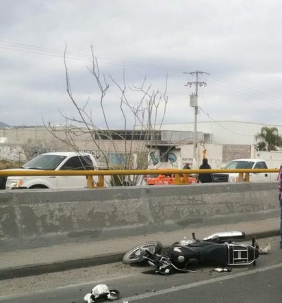 Paramédicos acudieron al lugar para atender al lesionado. (EL SIGLO DE TORREÓN) 