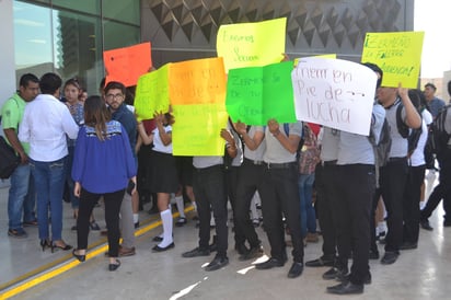 Plantón. Los estudiantes llegaron en camiones a la presidencia municipal de Torreón. Ayer pedían audiencia con el alcalde. (ANGÉLICA SANDOVAL)