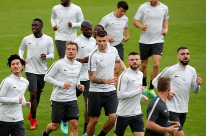 Los jugadores del Salzburgo participan en un entrenamiento con el equipo en el estadio Velodrome, en Marsella. (EFE)