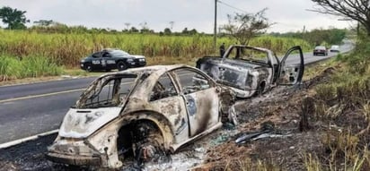 Martes 24 de abril. Han transcurrido unos 20 días de la desaparición de los jóvenes. En medio de la oscuridad que aún domina, el fuego que consume a dos vehículos sobre carretera federal 145 llama la atención. (TWITTER)