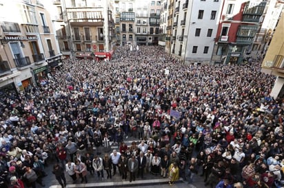 Jornada. Colectivos se reunieron a las puertas de la Audiencia para mostrar su rechazo. (EFE)