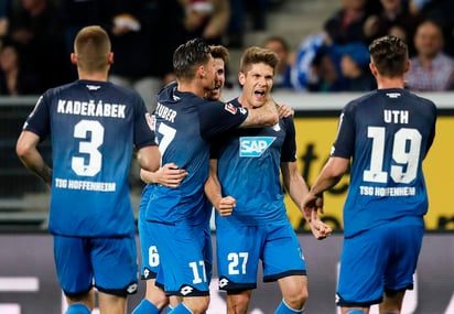 Jugadores del Hoffenheim celebran con Andrej Kramaric (27) uno de los tres tantos que metió en el juego. (EFE)