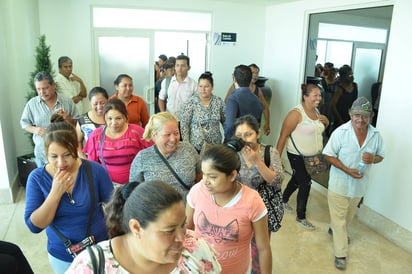 Afectados. Piden ayuda en la presidencia municipal para reconstruir sus jacales dañados en el incendio de antier jueves. (FERNANDO COMPEÁN)