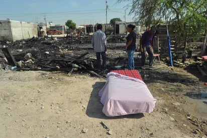 Incendio. Los vecinos afectados no se han separado del lugar en espera de ayuda de autoridades. (GUADALUPE MIRANDA)