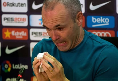 El capitán del Barcelona, Andrés Iniesta, durante la rueda de prensa que ofreció en la ciudad deportiva Joan Gamper en la que anunció que abandonará el club catalán a la finalización de esta temporada. (EFE)