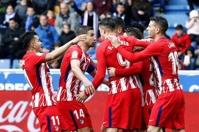 Jugadores festejan junto a Gameiro la victoria ante Deportivo Alavés.