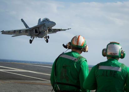 Riesgo. Dos pilotos fallecidos el pasado 14 de marzo durante un vuelo de entrenamiento. El F-18 cayó en Key West, Florida. (EFE)