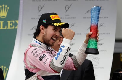 El piloto mexicano Sergio Pérez terminó en tercer lugar, a sólo 4 segundos del ganador, en el Gran Premio de Azerbaiyán.  (Fotografías de EFE)