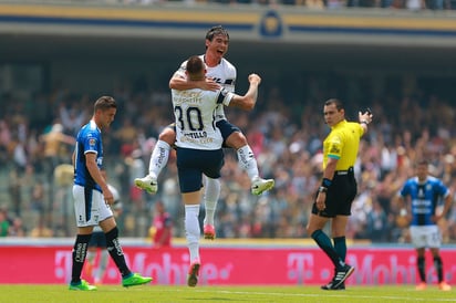 Gustavo Alustiza, de Pumas, festeja después de marcar el gol de su equipo con Nicolás Castillo. (Jam Media)