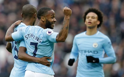 Raheem Sterling celebra con su compañero Fernandinho. Manchester City pasa los 100 goles