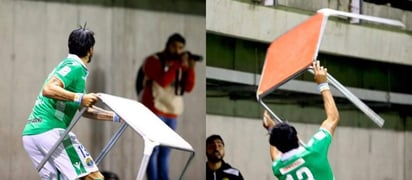 El famoso jugador uruguayo arrojó una mesa a los aficionados que le increpaban rumbo al vestidor. (Cortesía)