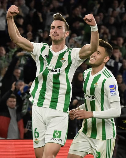 El centrocampista del Real Betis Fabián Ruiz celebra tras marcar el segundo ante el Málaga. (EFE)