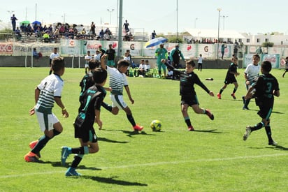 A pesar del intenso calor, los jugadores se brindan al máximo, buscando el triunfo para sus equipos. (EL SIGLO DE TORREÓN) 