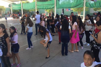 Festejo. Miles de pequeños laguneros acuden a clases y les celebran el Día del Niño.