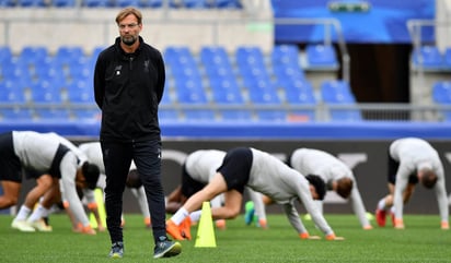 El entrenador alemán del Liverpool, Jürgen Klopp, lidera un entrenamiento en el estadio Olímpico en Roma, Italia. (EFE)