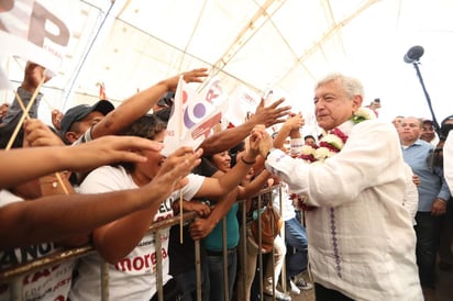 En entrevista con medios, tras un mitin en la sierra de Veracruz, el tabasqueño señaló que hace un mes el panista Ricardo Anaya se reunió con empresarios para acordar un plan con la finalidad de ganar las elecciones del 1 de julio. (ARCHIVO)