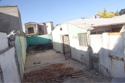 El cuerpo fue hallado enterrado en el patio de una vivienda de la colonia Ampliación La Rosita. (EL SIGLO DE TORREÓN) 