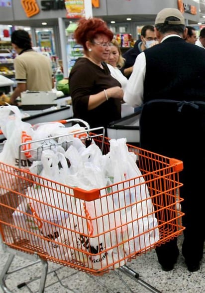 La propuesta es que la campaña sea dirigida a los centros comerciales y establecimientos del estado para disminuir el uso de bolsas de plástico y botellas.